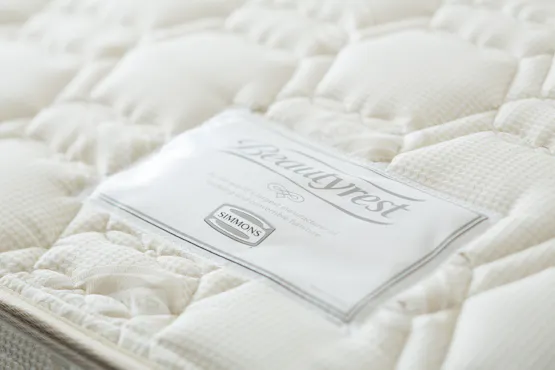 Semua katil (tilam) di bilik adalah dari jenama Simmons.