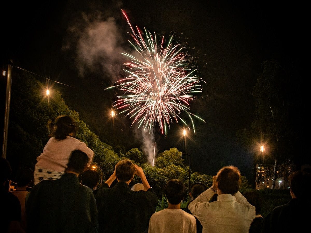 ดอกไม้ไฟที่ประดับประดาท้องฟ้ายามค่ำคืนในฤดูร้อน!