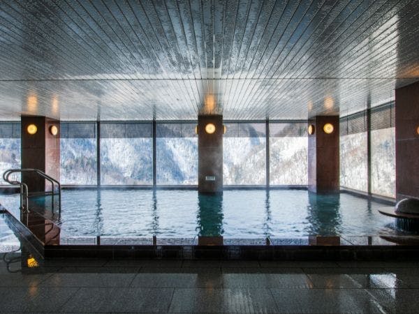 ห้องอาบน้ำสาธารณะพร้อมวิวภูเขาคุโรดาเกะ