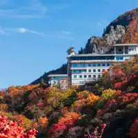 【ภายนอก (ฤดูใบไม้ร่วง)】อาซาฮิเทย์ที่ล้อมรอบด้วยใบไม้เปลี่ยนสี