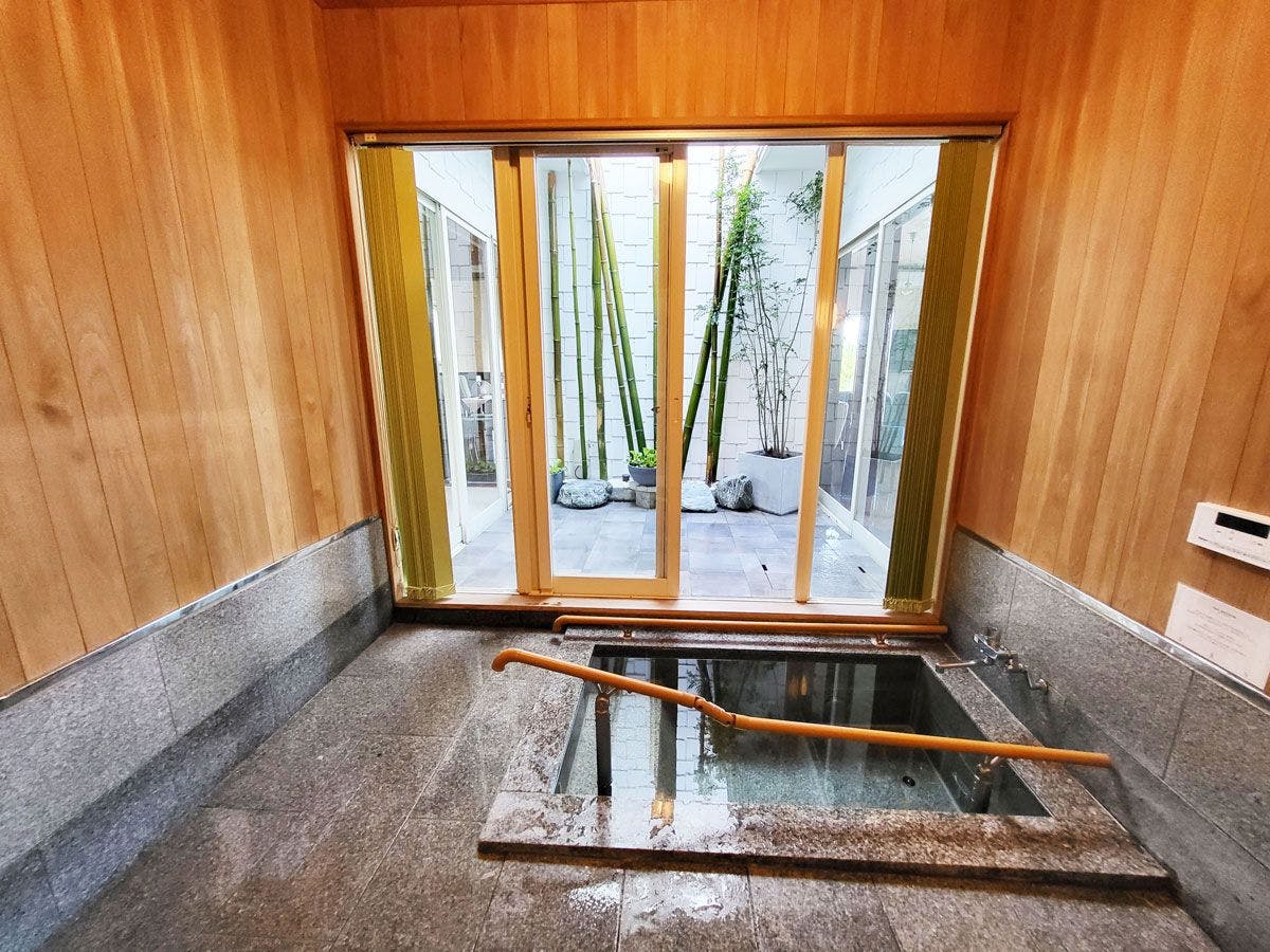 เปิดหน้าต่างแล้วจะพบกับอ่างอาบน้ำกลางแจ้ง!