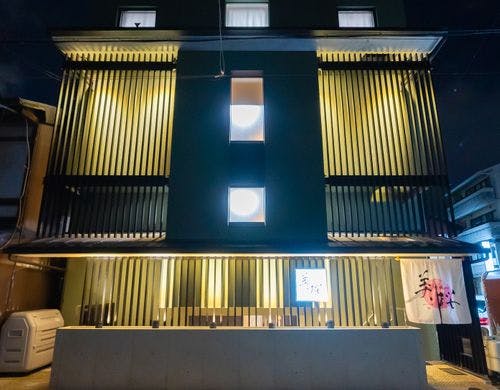 外観　正面　夜間