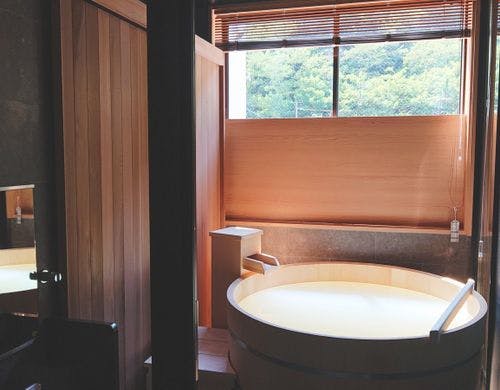 半露天檜風呂付き和洋室　リビングスペース