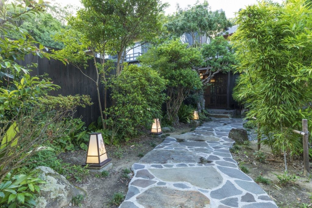 พื้นหินหน้าประตูทางเข้า