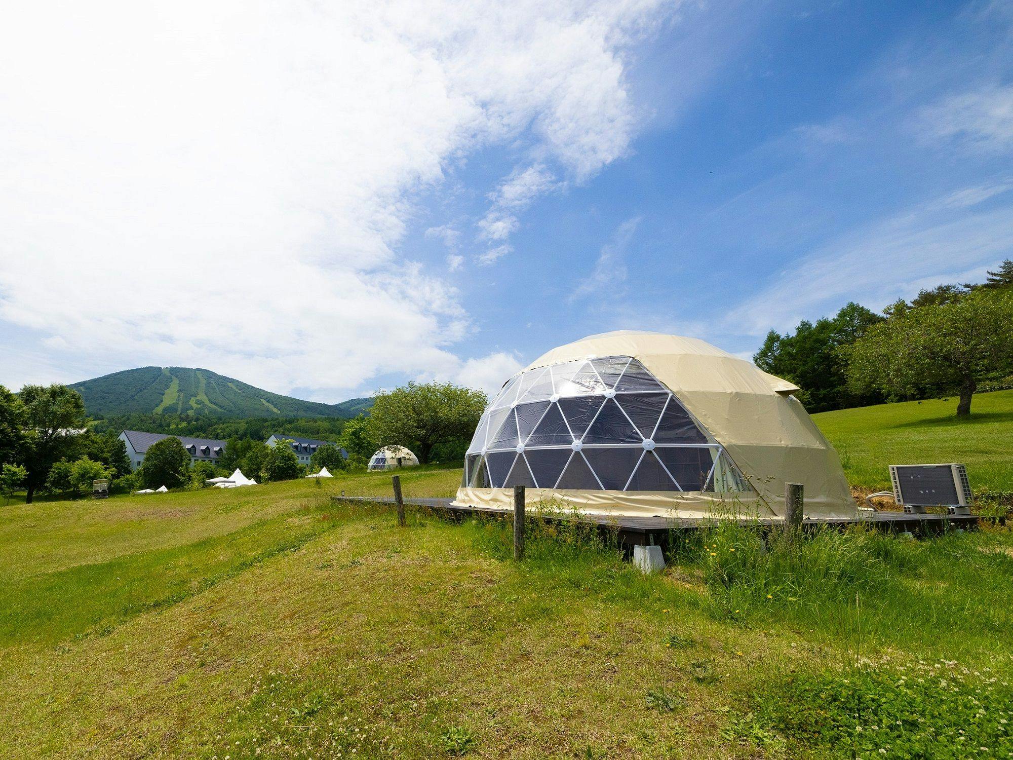 ลักชัวรีโดม ภายนอก