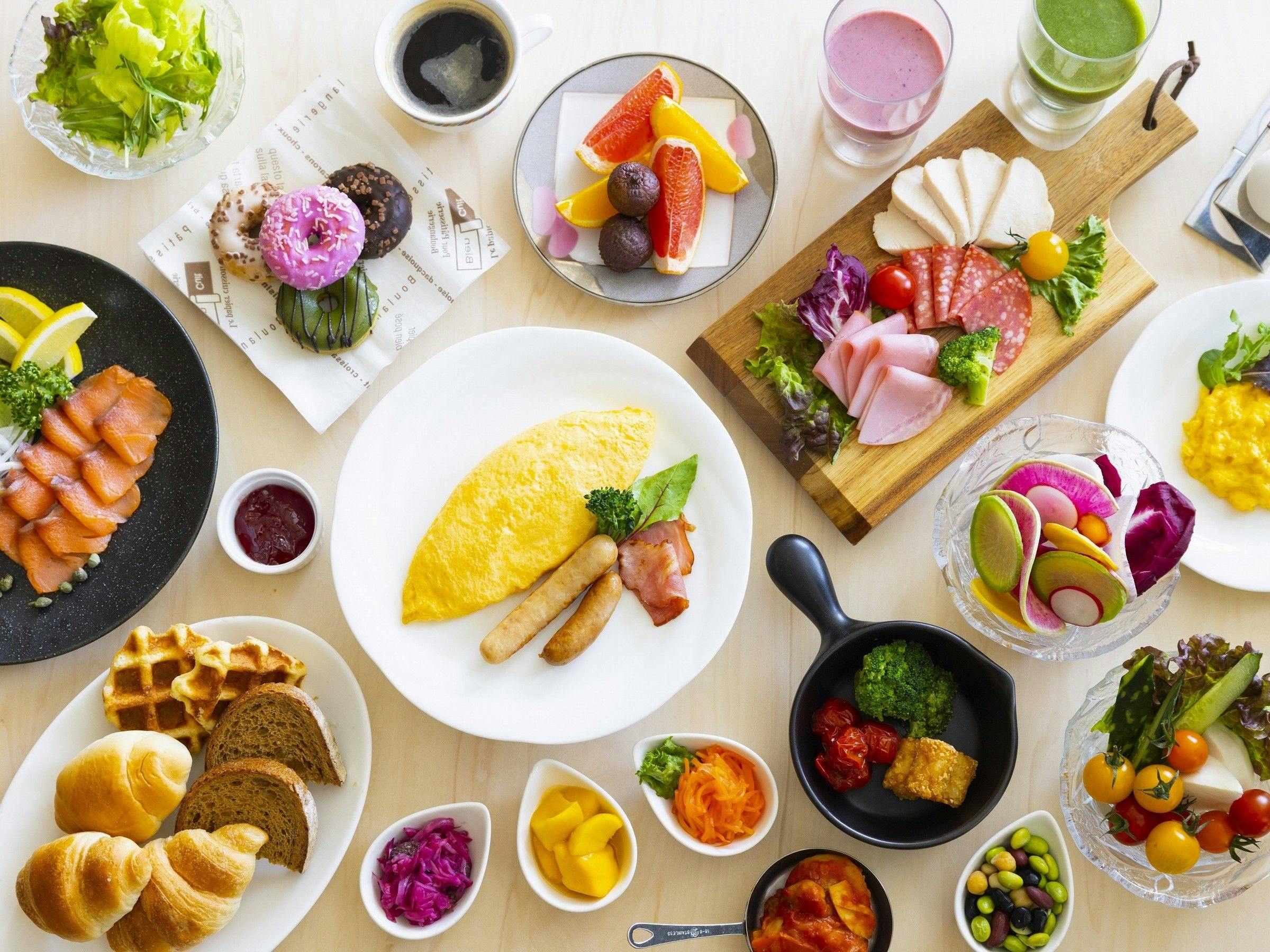 อาหารเช้าคือบุฟเฟ่ต์อาหารเช้าที่โรงแรม