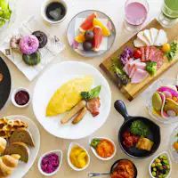 อาหารเช้าคือบุฟเฟ่ต์อาหารเช้าที่โรงแรม