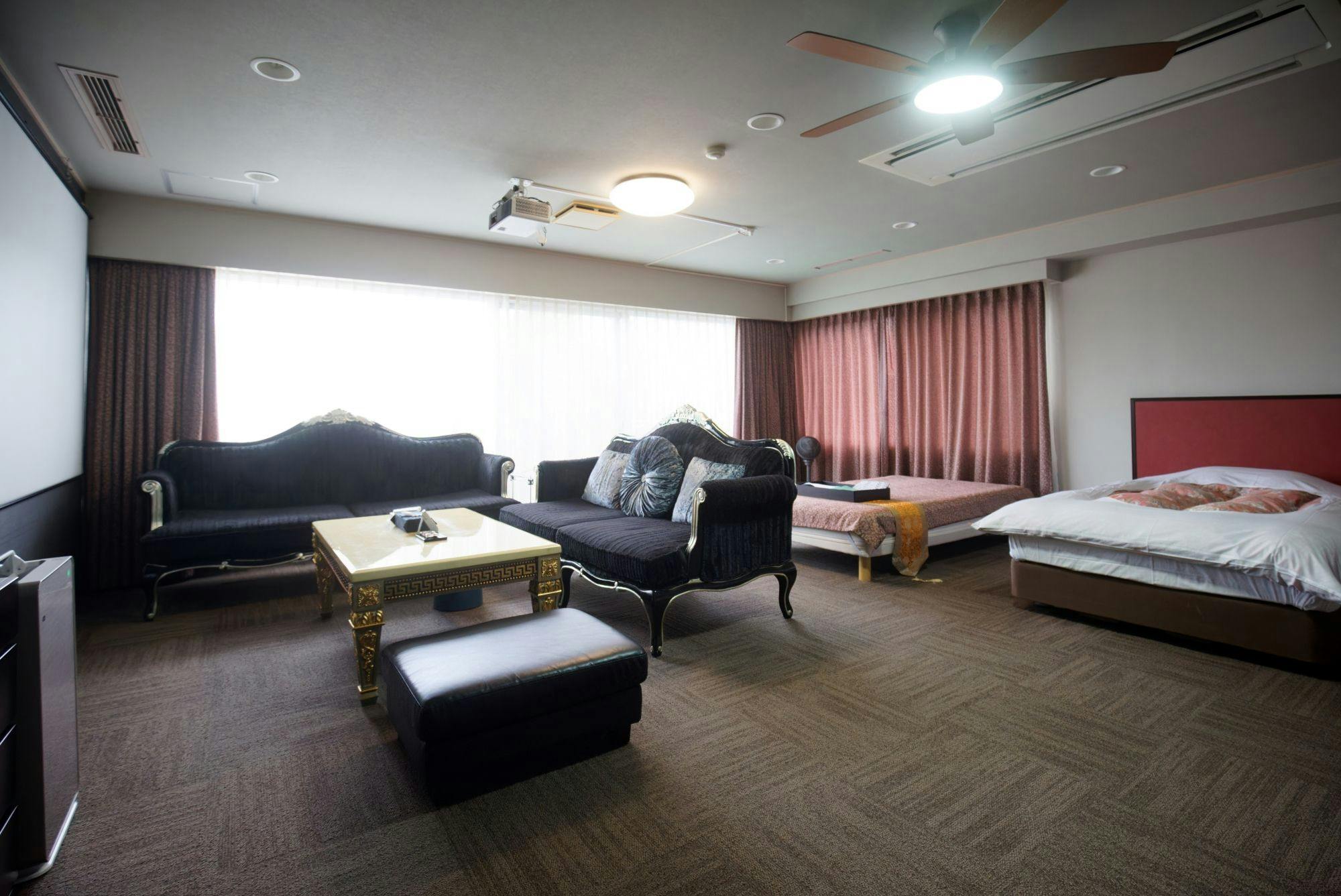 ห้องพักกว้างขวาง ผ่อนคลายดูหนังบนโซฟา