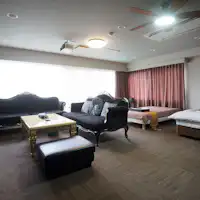 ห้องพักกว้างขวาง ผ่อนคลายดูหนังบนโซฟา