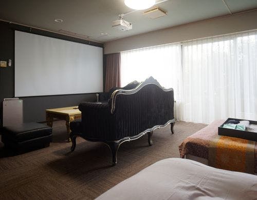 ソファーとプロジェクター