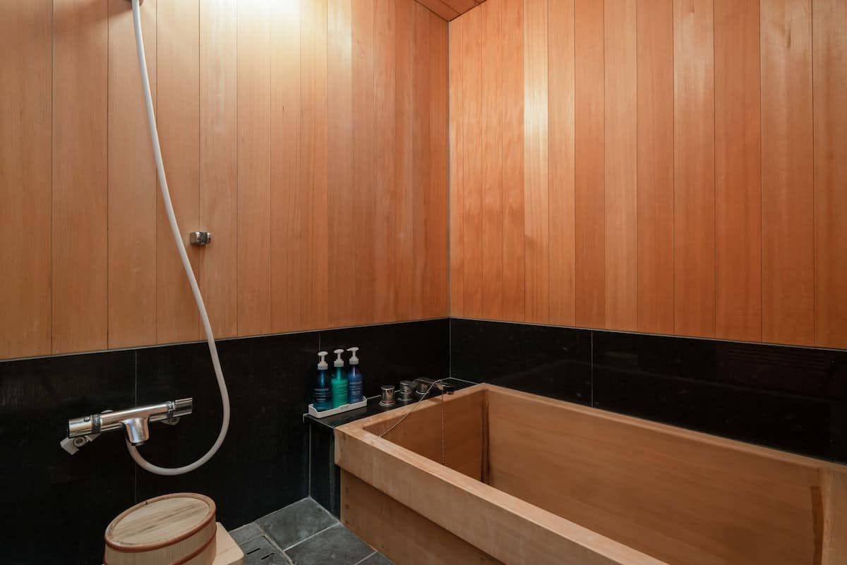 อ่างอาบน้ำไม้ฮิโนกิโบราณ