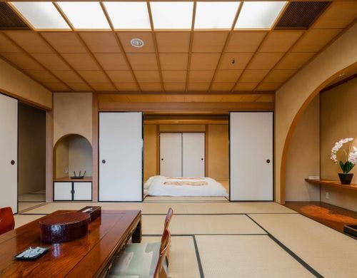 和室１２．５畳と６畳の２間に洋間１間