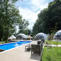 ริมสระว่ายน้ำ