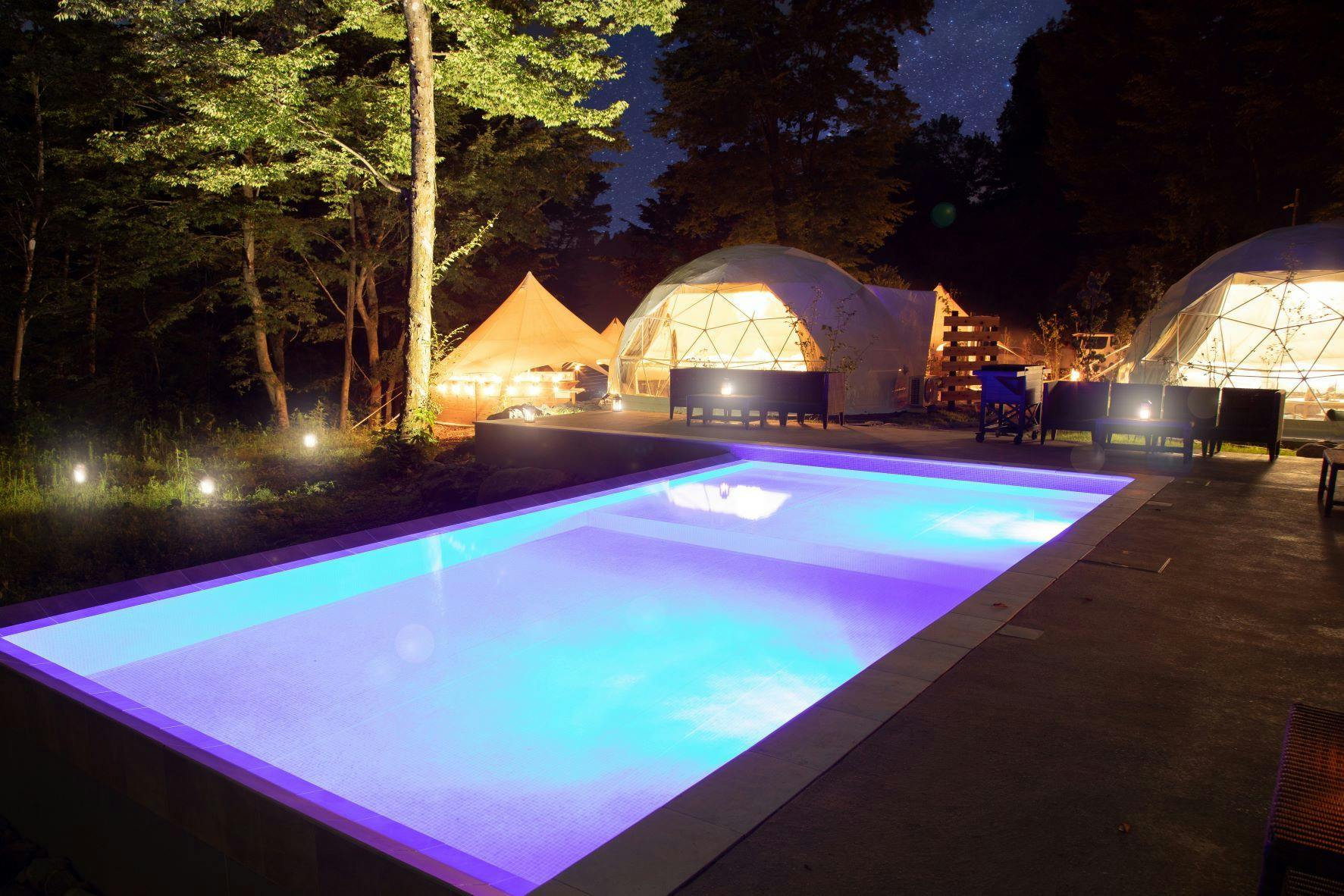 สระว่ายน้ำกลางคืน