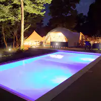 สระว่ายน้ำกลางคืน