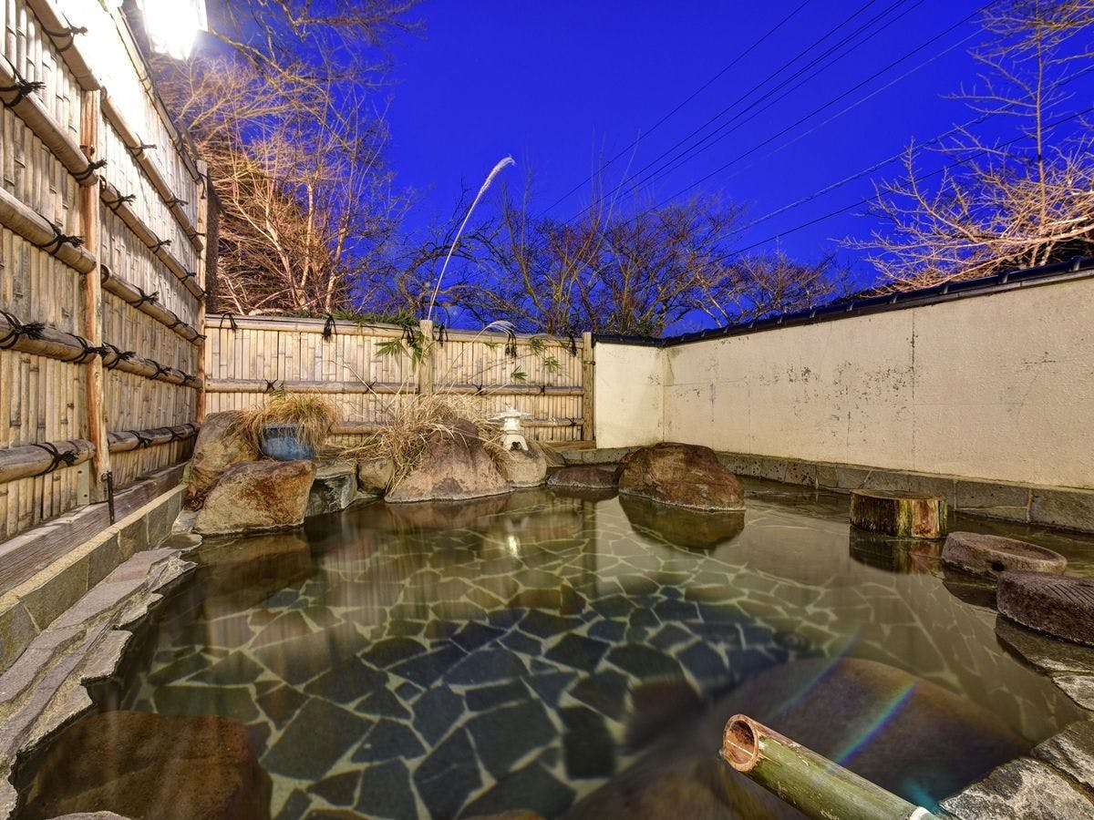 *บ่อน้ำพุร้อนกลางแจ้ง (สำหรับผู้หญิง)