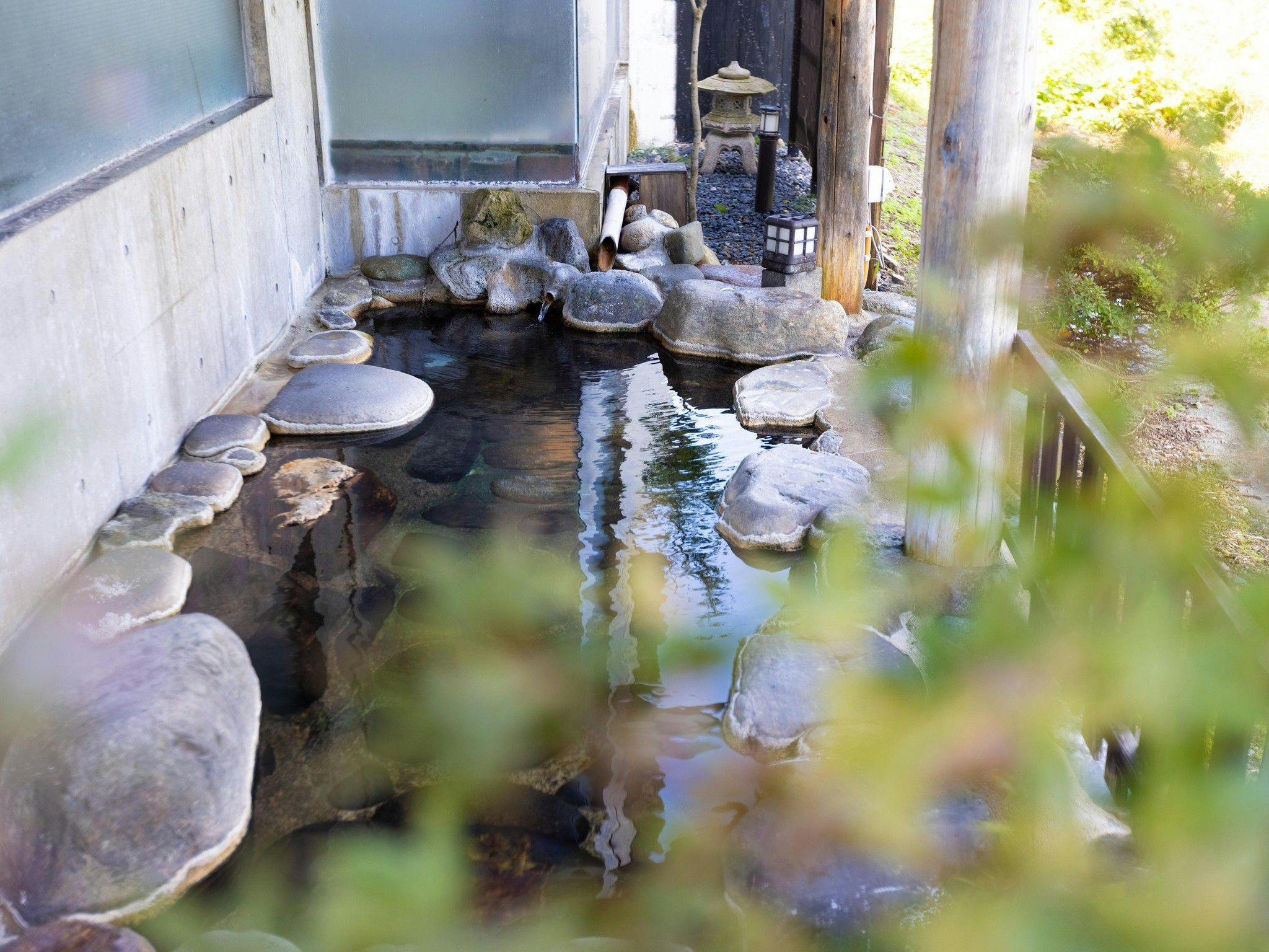 【ออนเซ็นกลางแจ้ง】ผ่อนคลายกับเสียงน้ำไหลของแม่น้ำโอกุนิ