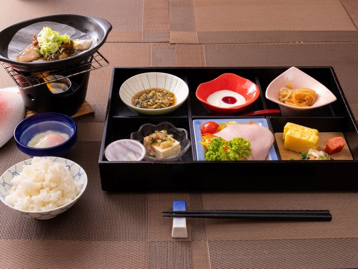 【ตัวอย่างอาหารเช้า】ชุดอาหารญี่ปุ่นที่อบอุ่นและมีสีสันสดใส