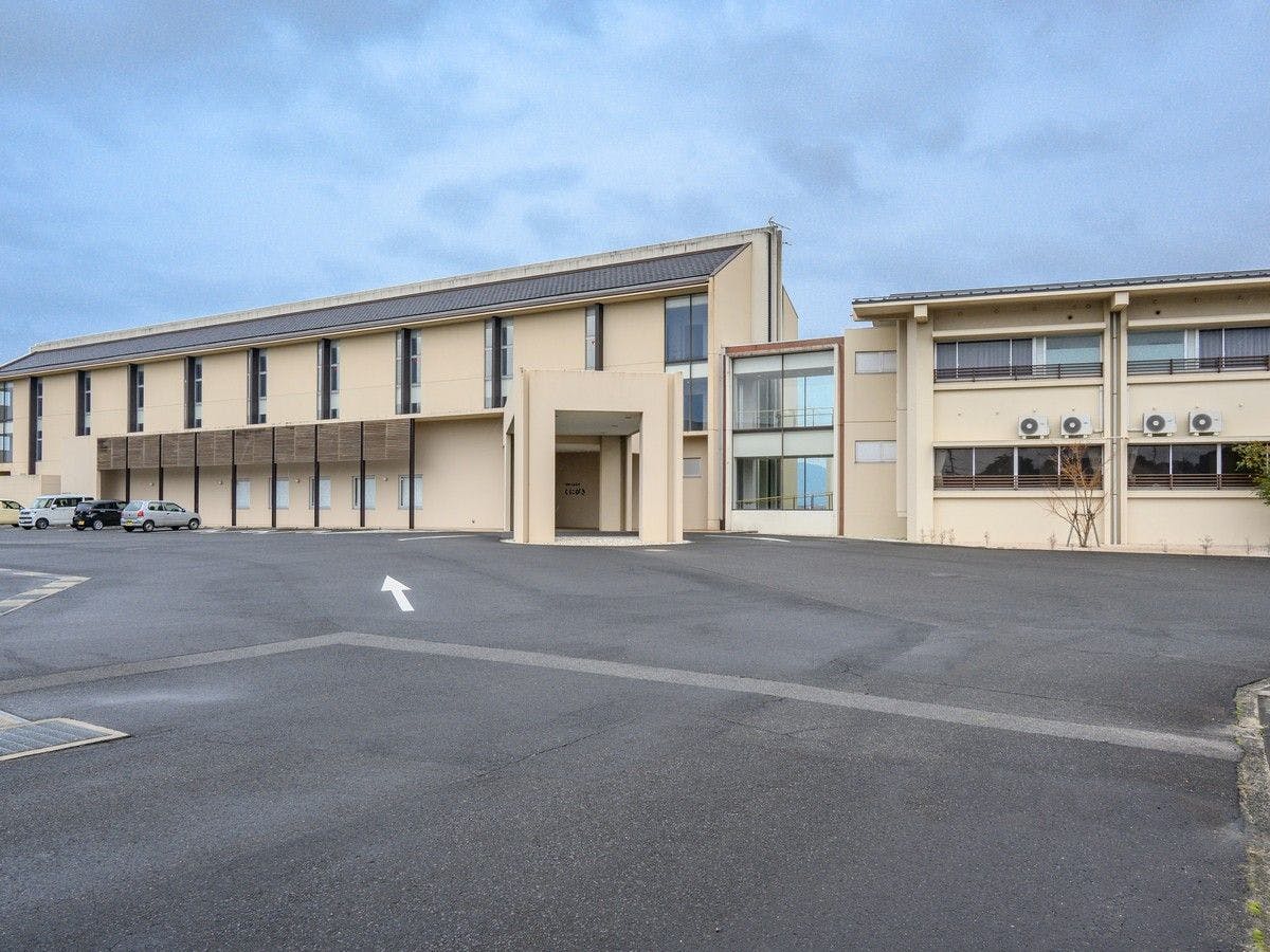 ที่จอดรถกว้างขวาง รองรับได้ 100 คัน