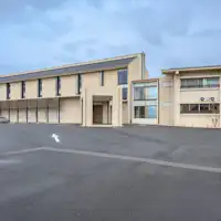 ที่จอดรถกว้างขวาง รองรับได้ 100 คัน