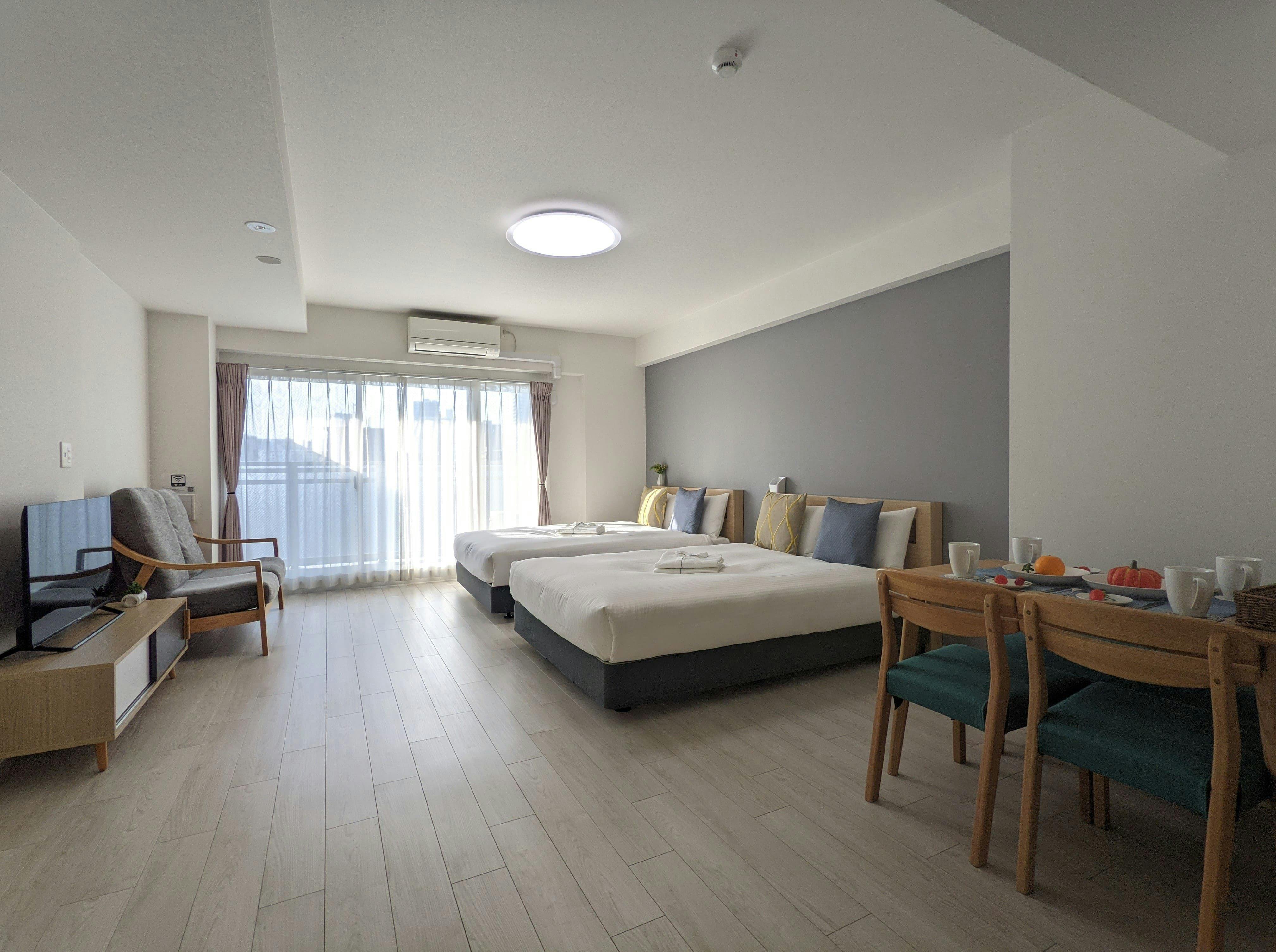 ชั้นบนสุด_เตียงคู่ x2_หันหน้าไปทางหน้าต่าง