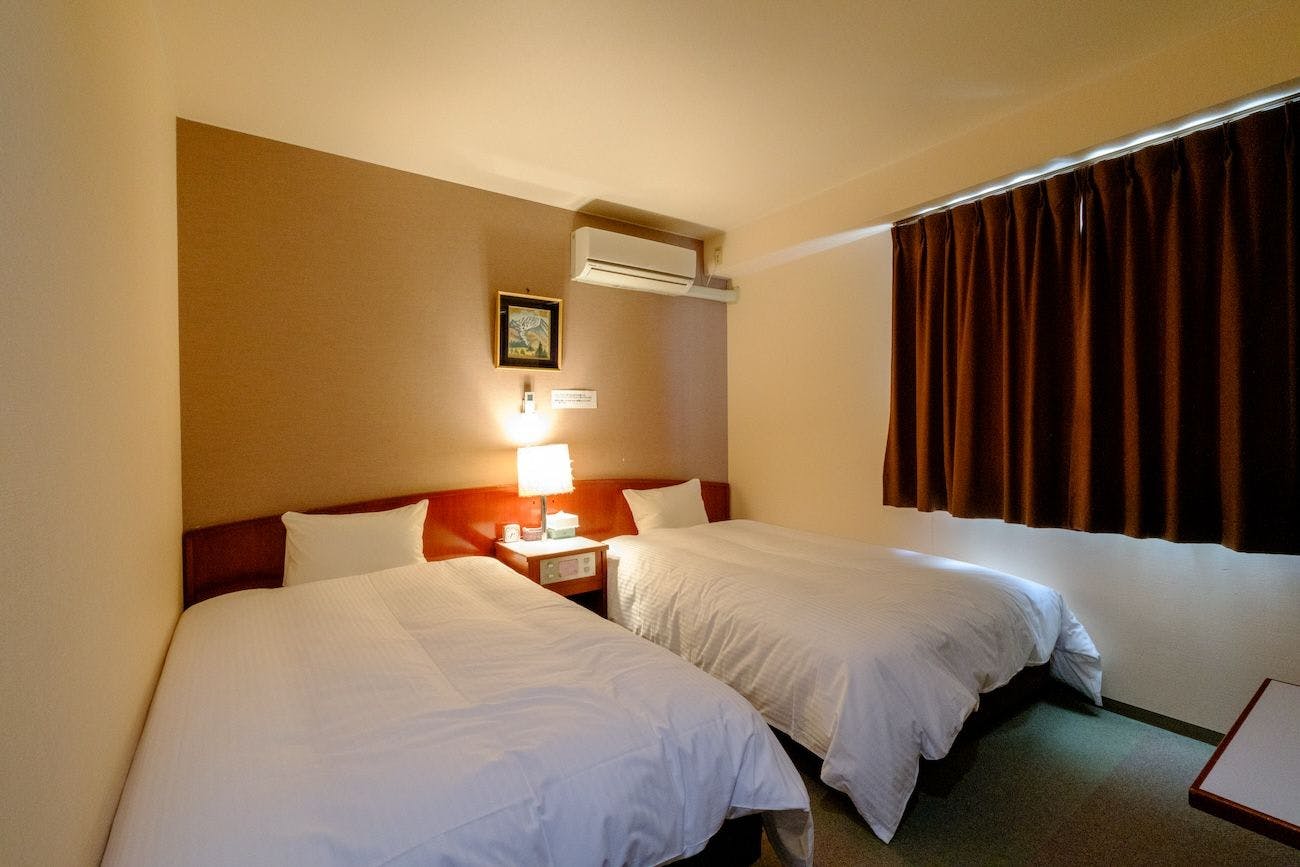 시몬스 침대를 완비하고 있습니다.