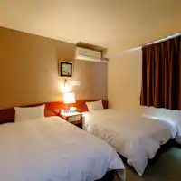 시몬스 침대를 완비하고 있습니다.