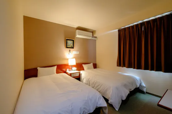 시몬스 침대를 완비하고 있습니다.