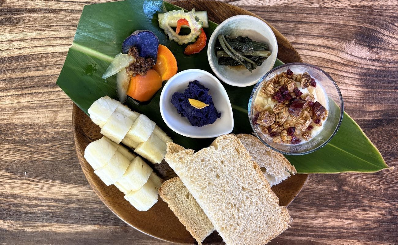 อาหารเช้ามังสวิรัติจากวัตถุดิบออร์แกนิกและความอุดมสมบูรณ์ของเกาะ