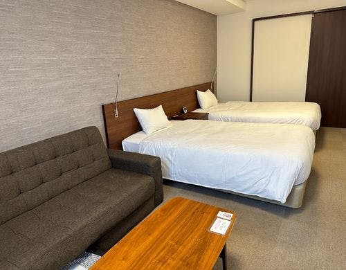 ベッドは、シモンズセミダブル2台を使用