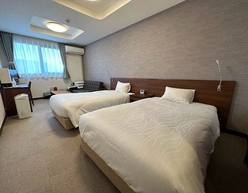 おくつろぎいただけるソファーのある洋室