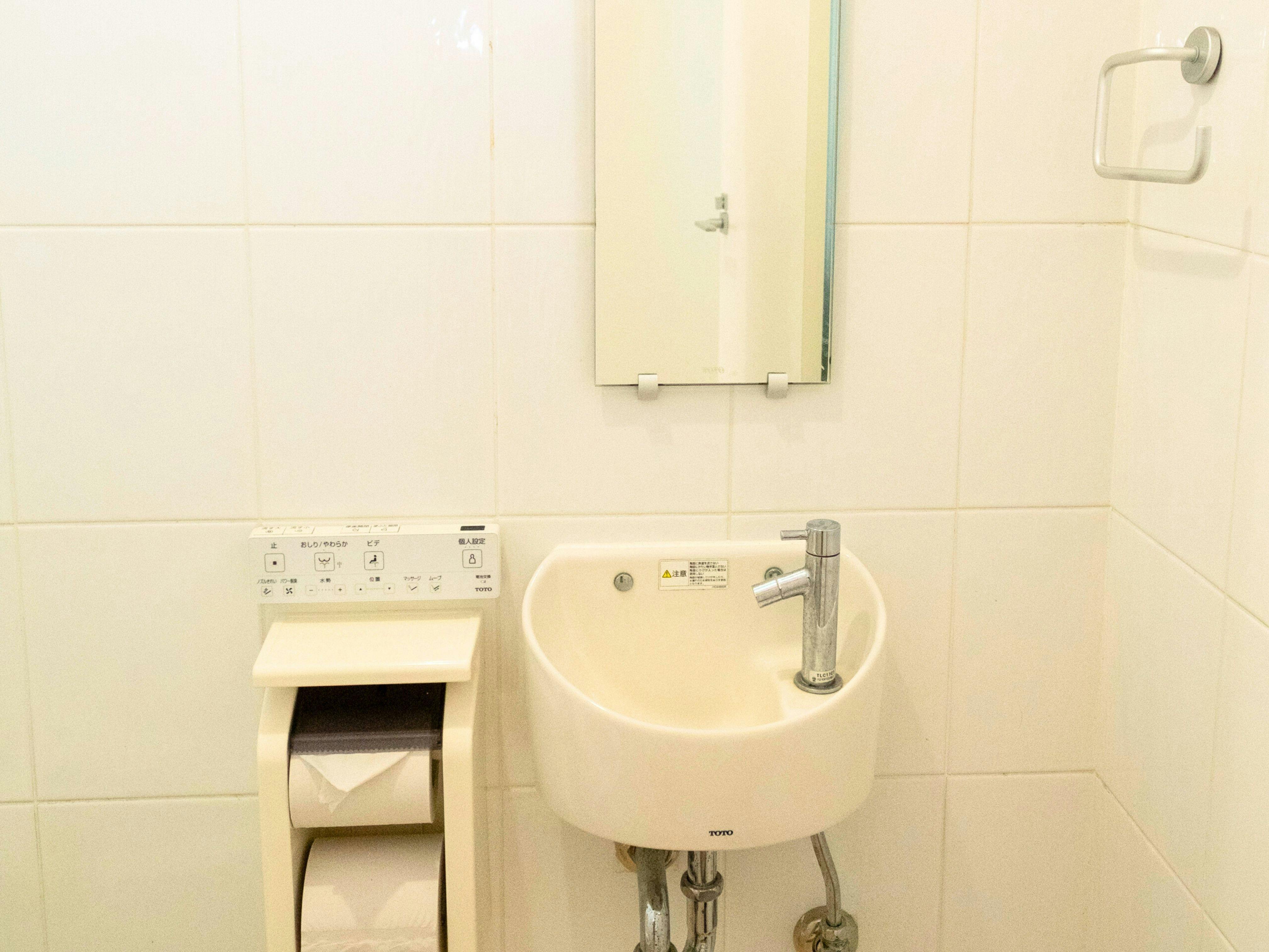 Ruang toilet yang bersih dan nyaman