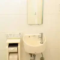 Ruang toilet yang bersih dan nyaman