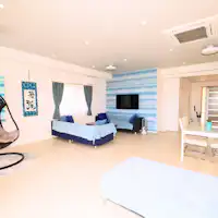 Ruang tamu dengan kursi gantung