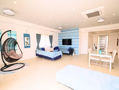 Ruang tamu dengan kursi gantung