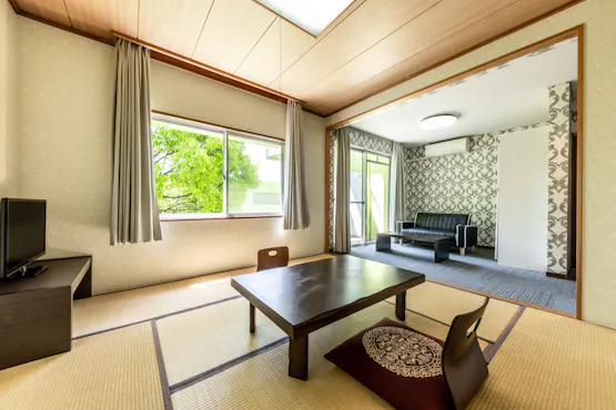 ชั้น 2 อาคารตะวันออก ห้องสไตล์ญี่ปุ่น 8 เสื่อ