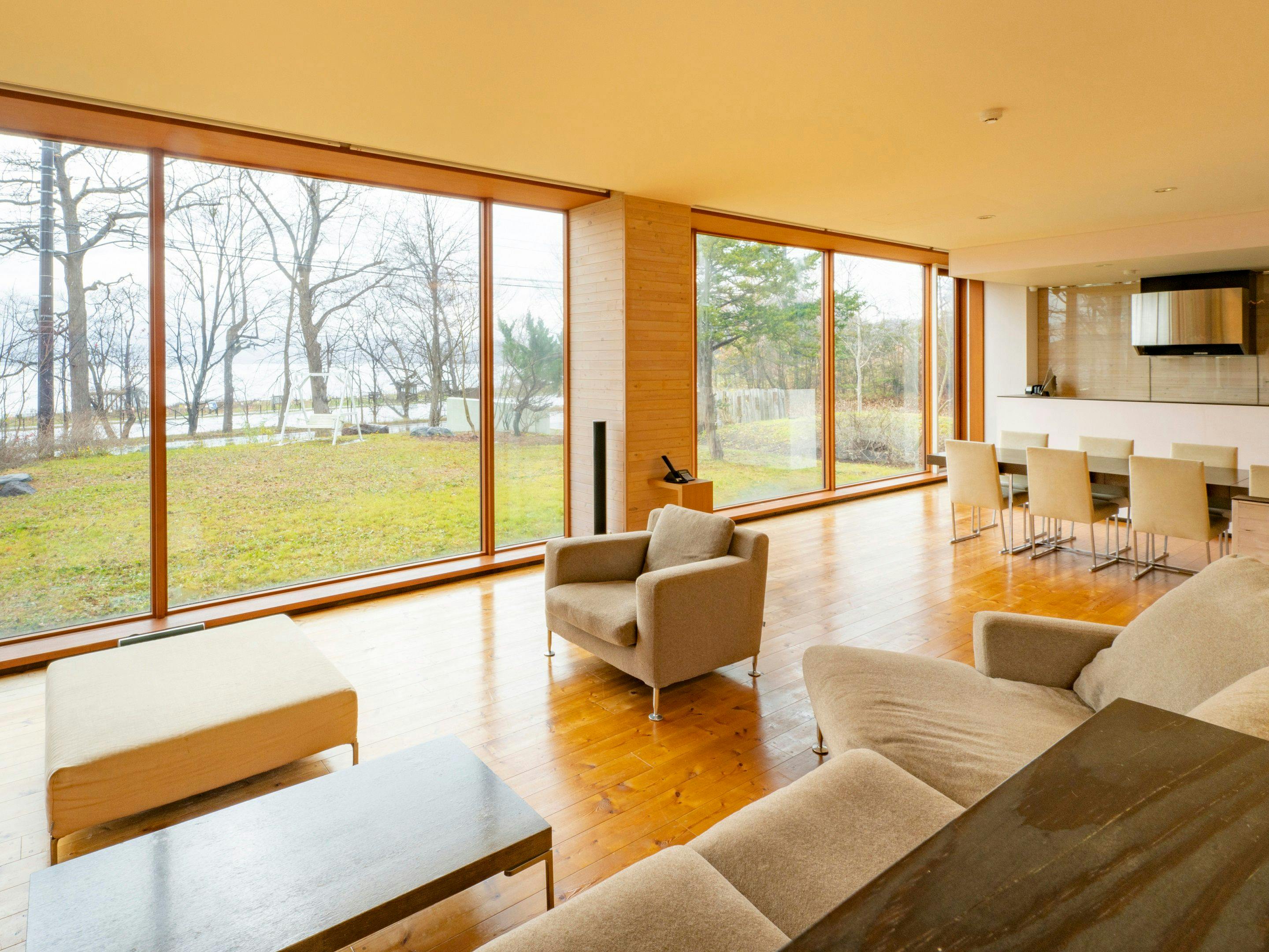 Dari ruang tamu, Anda dapat menikmati pemandangan alam Danau Toya yang terbentang di depan mata.