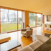 Dari ruang tamu, Anda dapat menikmati pemandangan alam Danau Toya yang terbentang di depan mata.