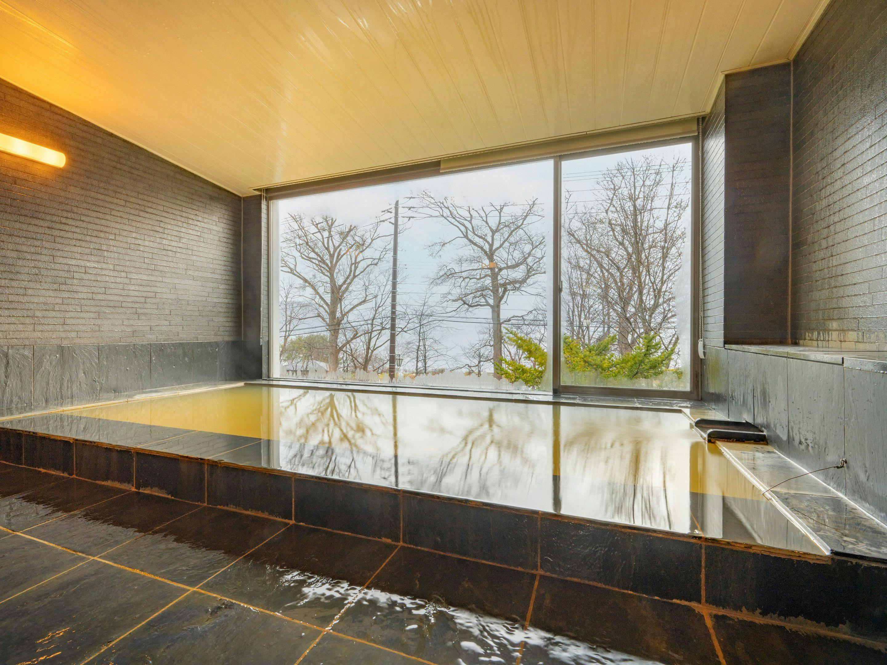 Hilangkan kelelahan perjalanan dengan mandi di Mata air panas alami.