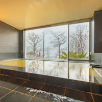 Hilangkan kelelahan perjalanan dengan mandi di Mata air panas alami.