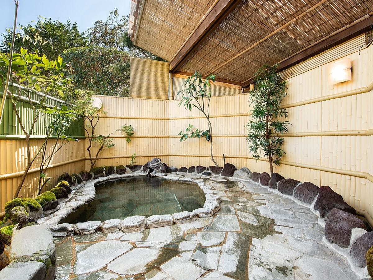 Kolam mandi peribadi luar