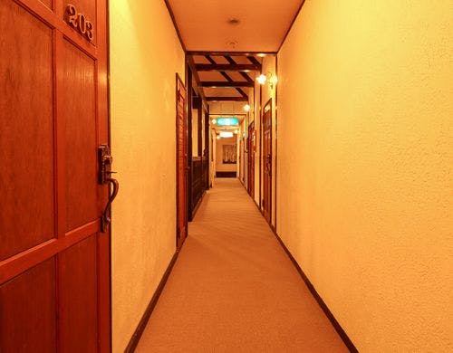 #温かい電球色が灯る客室前の廊下