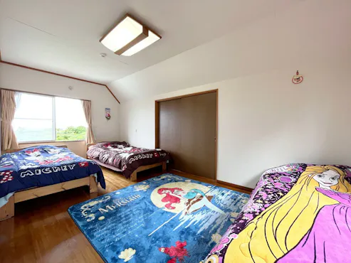 침대가 3개 있습니다.