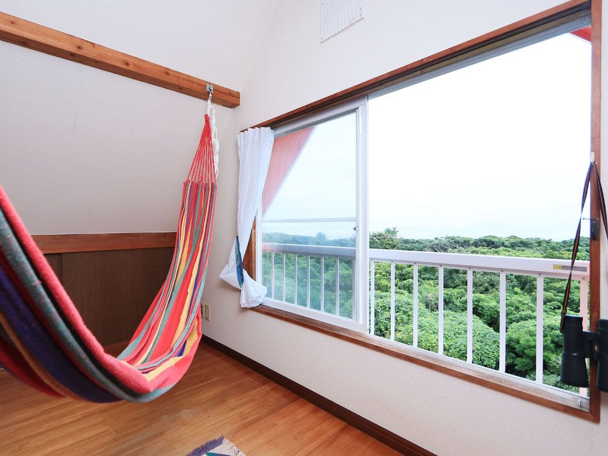 큰 창문을 통해 신선한 공기가 들어옵니다.