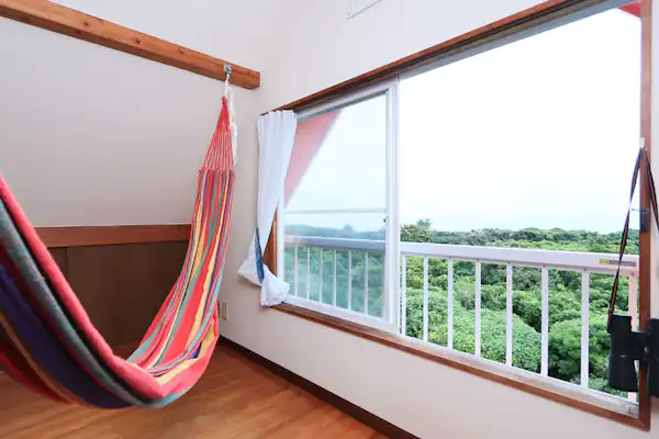 큰 창문을 통해 신선한 공기가 들어옵니다.