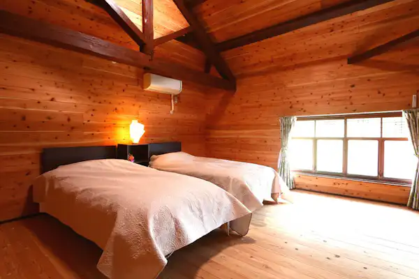 ห้องนอนที่อยู่สุดท้ายในสามห้องที่ต่อเนื่องกันบนชั้น 2