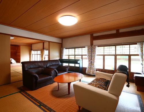 2Fの3間続きの一番手前の8畳の和室。