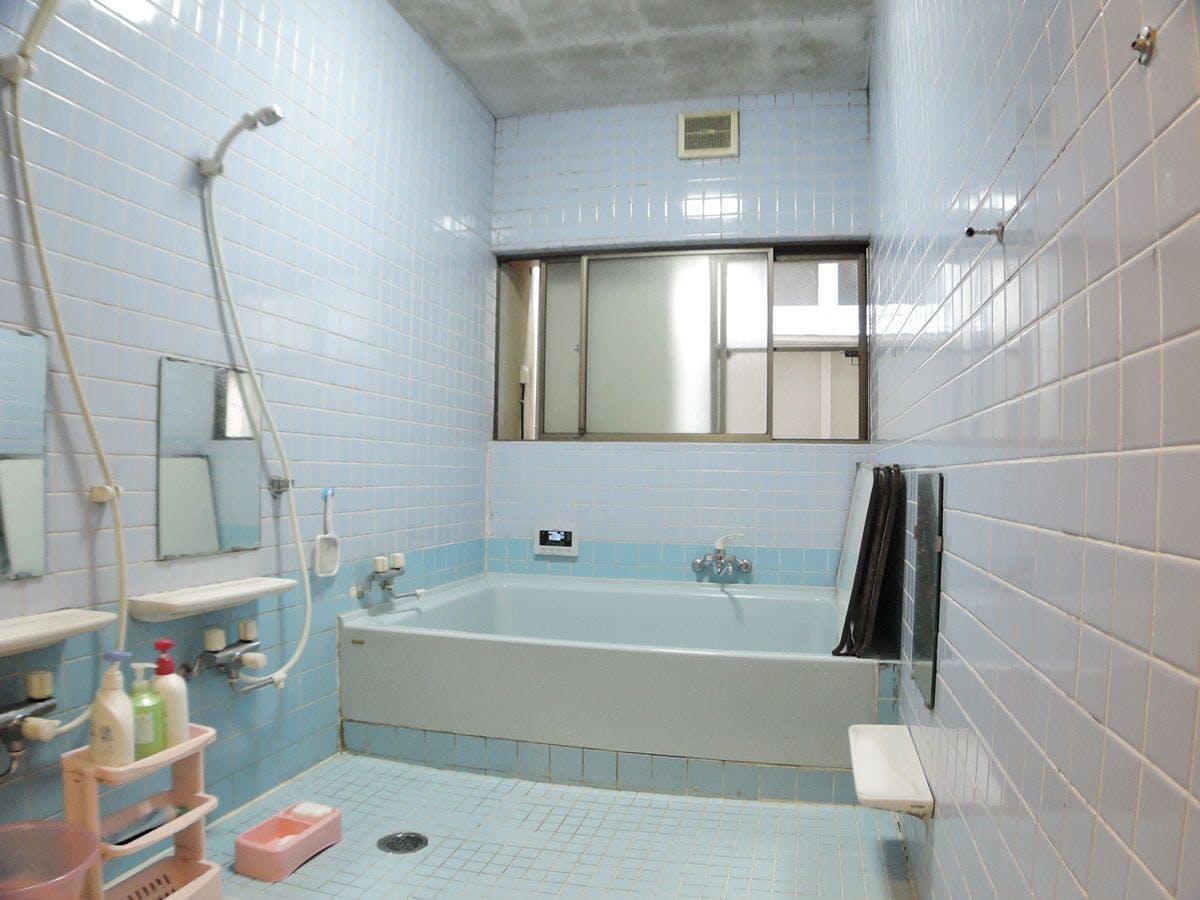 *【ห้องอาบน้ำ】ใช้ห้องอาบน้ำภายในอาคารตามลำดับ