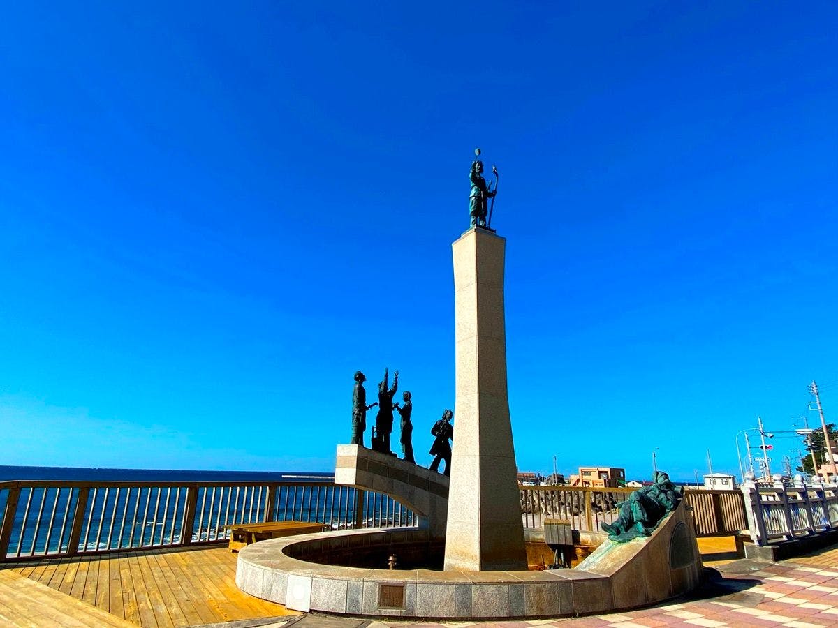Kōzu-shima ที่มีท้องฟ้าสีฟ้าและทะเลที่สวยงาม