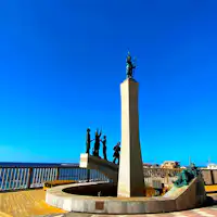 Kōzu-shima ที่มีท้องฟ้าสีฟ้าและทะเลที่สวยงาม
